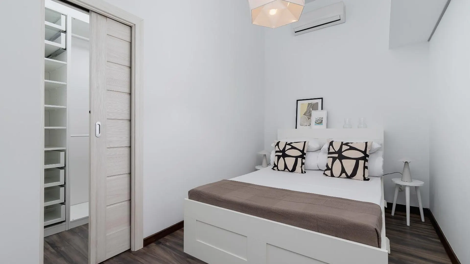 3 Bedroom Apartment - Rynek Podgorski 15 Krakow Poland