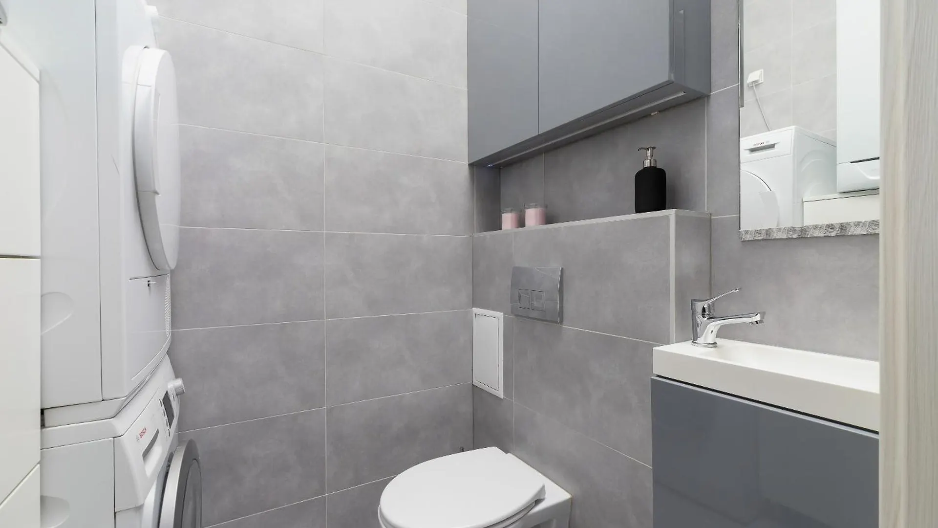 3 Bedroom Apartment - Rynek Podgorski 15 Krakow Poland